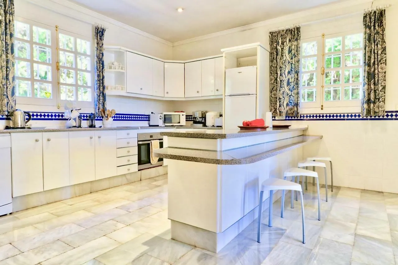 Villa Las Palmas Sleeps 10 Mijas