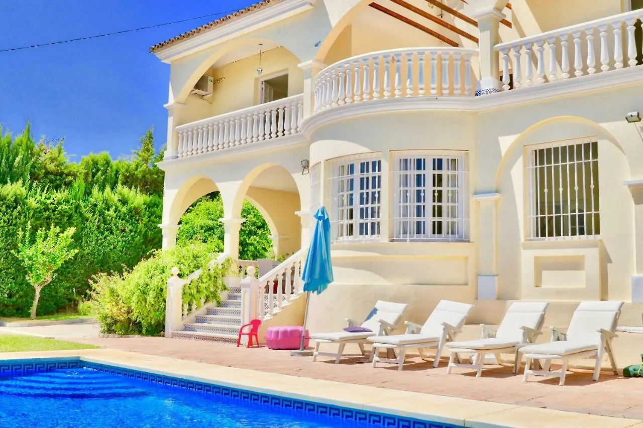 Villa Las Palmas Sleeps 10 Mijas
