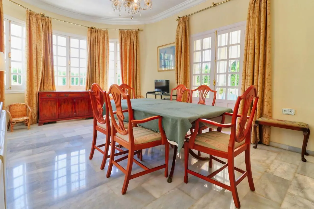 Villa Las Palmas Sleeps 10 Mijas
