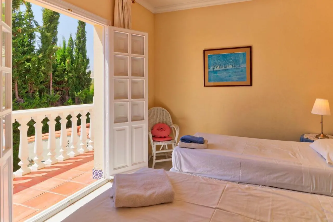 Villa Las Palmas Sleeps 10 Mijas
